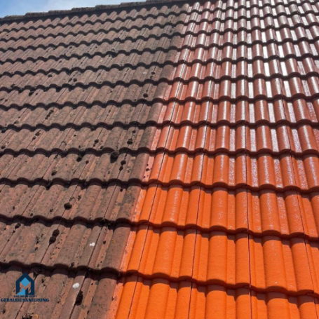 Dachziegel in zwei Farbtönen: Braun links und leuchtendes Orange rechts.